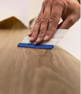 Sử dụng keo chuyên dụng cho film PVC dán cửa