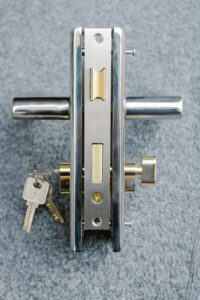 Chọn khóa giá rẻ khiến cửa nhanh xuống cấp