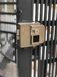 Khoá công trình cửa thép