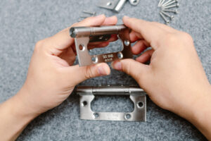 Kiểm tra độ dày và kết cấu bản lề lá Inox