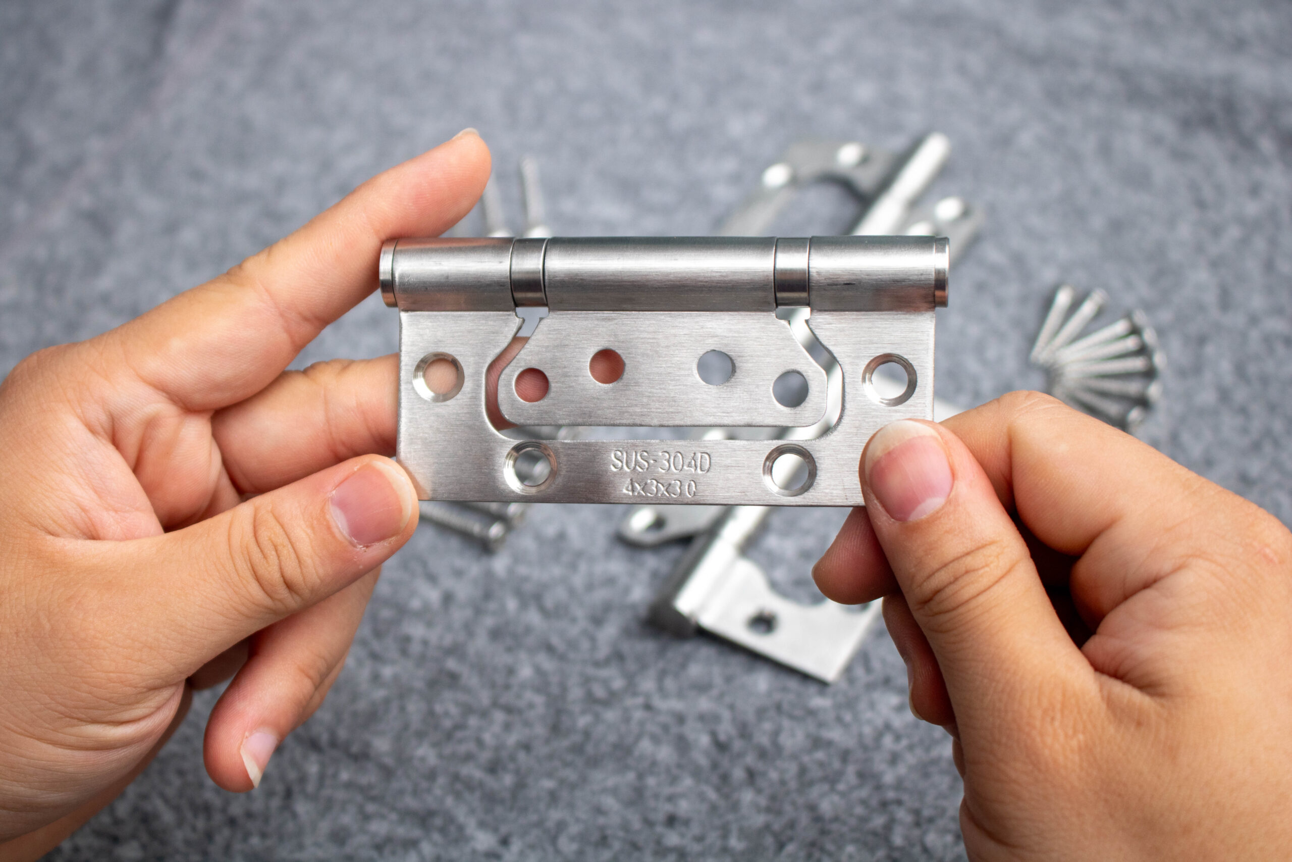 Chất liệu inox là yếu tố quan trọng quyết định độ bền của bản lề inox