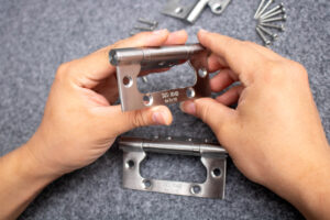 Kiểm tra độ dày và khả năng chịu lực của bản lề