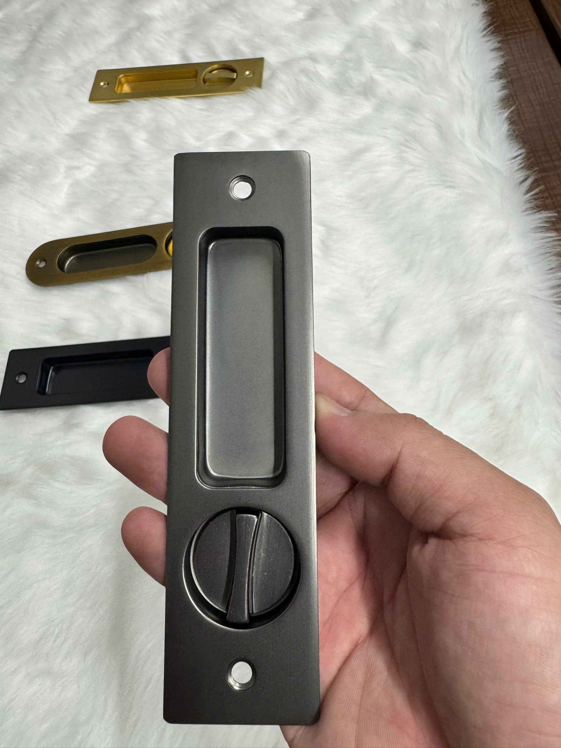 Khóa cửa lùa tay nắm âm